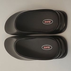 Klogs Working Shoes. Gloss black and size 13M.